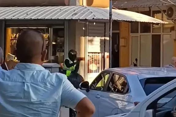 Manisa’nın Salihli ilçesinde bir kuyumcuya düzenlenen silahlı soygun girişiminde iş yeri sahibi ile yanında bulunan kişi