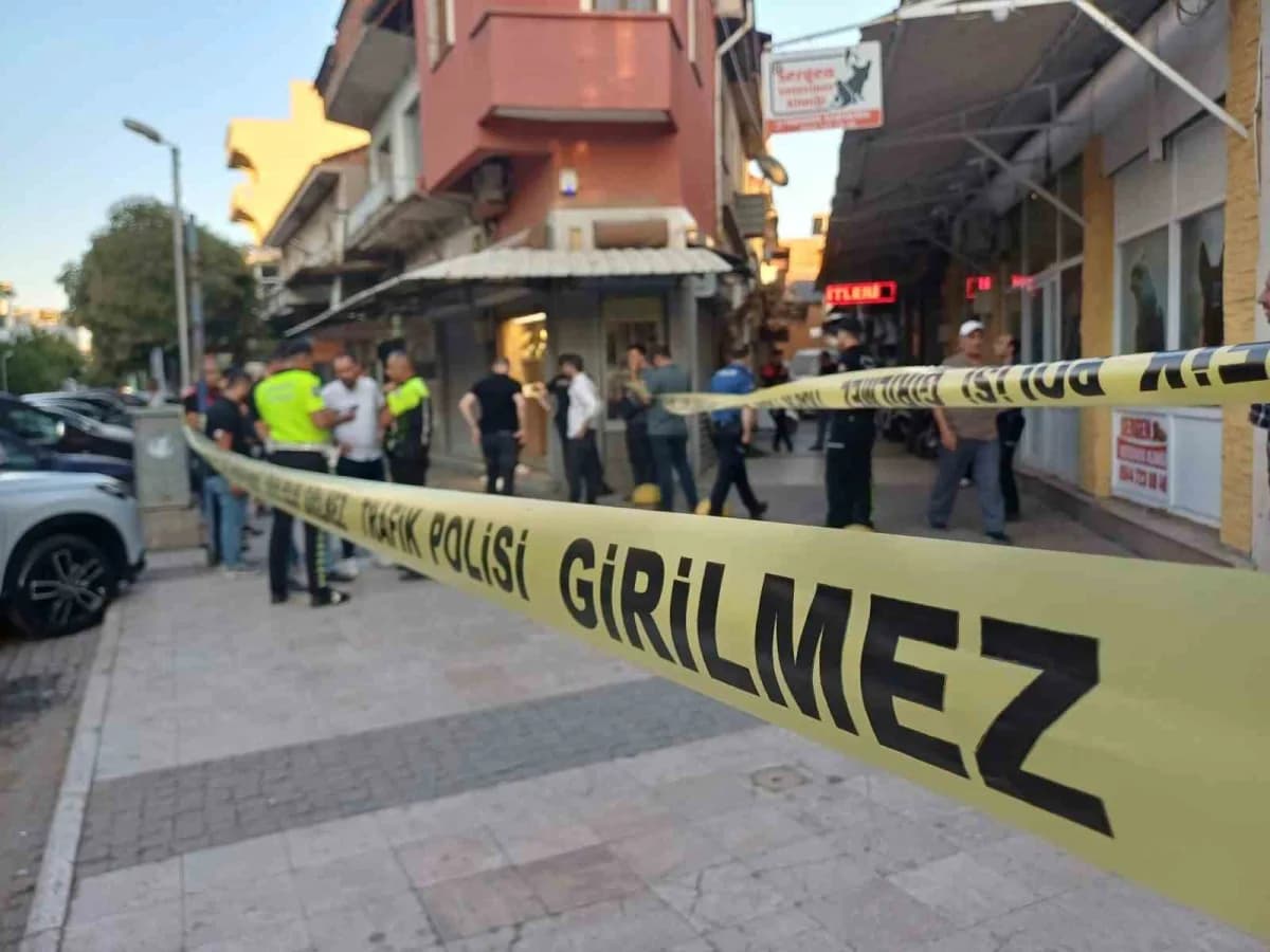Manisa Salihli’de kuyumcu önünde silahlı soygun girişimi sonrası polis ve sağlık ekipleri olay yerinde