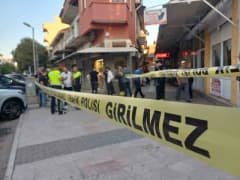 Manisa Salihli’de kuyumcu önünde silahlı soygun girişimi sonrası polis ve sağlık ekipleri olay yerinde
