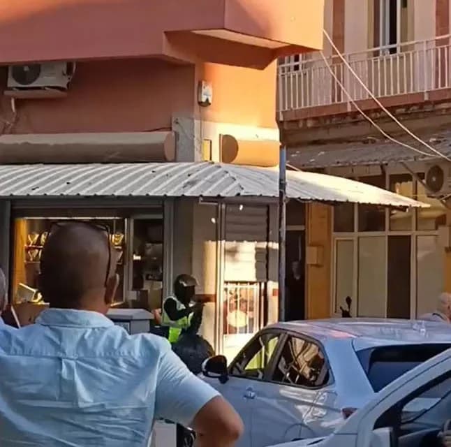 Manisa Salihli’de kuyumcu dükkanına düzenlenen silahlı soygun girişimi sonrası olay yeri