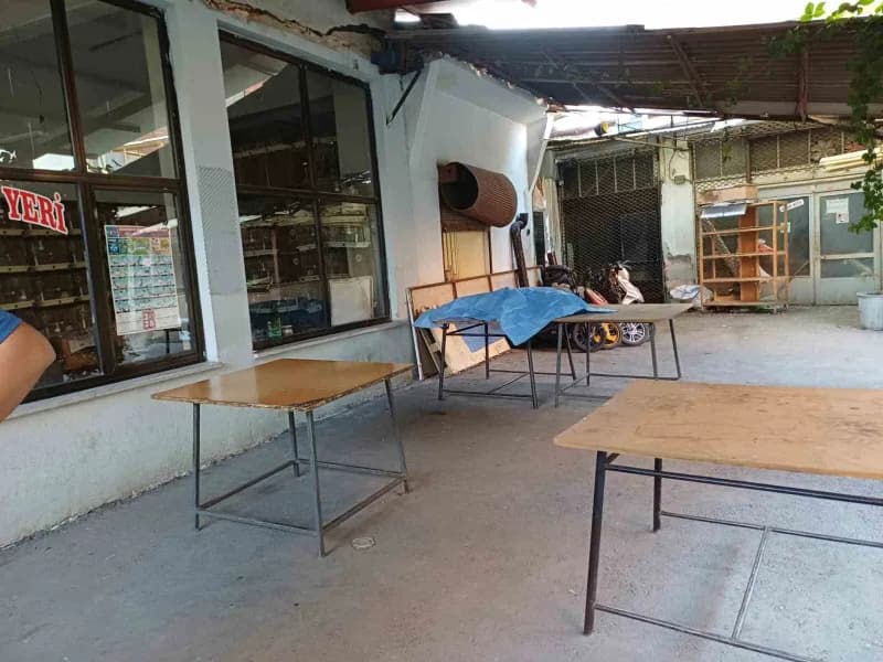 Manisa Salihli Eski Cami Mahallesi’nde kahvehane önünde polis ekipleri ve sağlık görevlileri