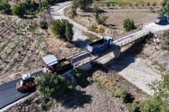 Manisa Sarıgöl ilçesinde 6 kilometrelik yolda sıcak asfalt serimi yapan iş makineleri ve çalışanlar