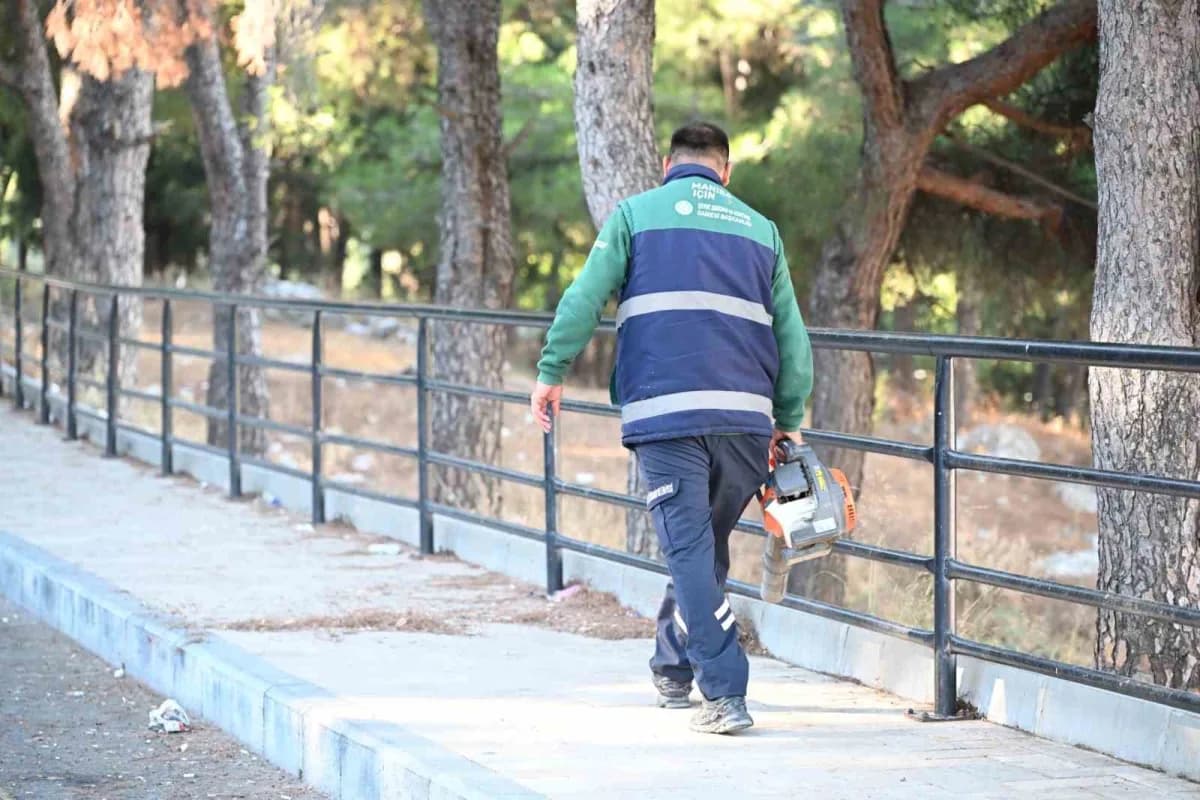 Manisa Spil Dağı eteklerinde belediye ekiplerinin gerçekleştirdiği temizlik çalışması görüntüsü