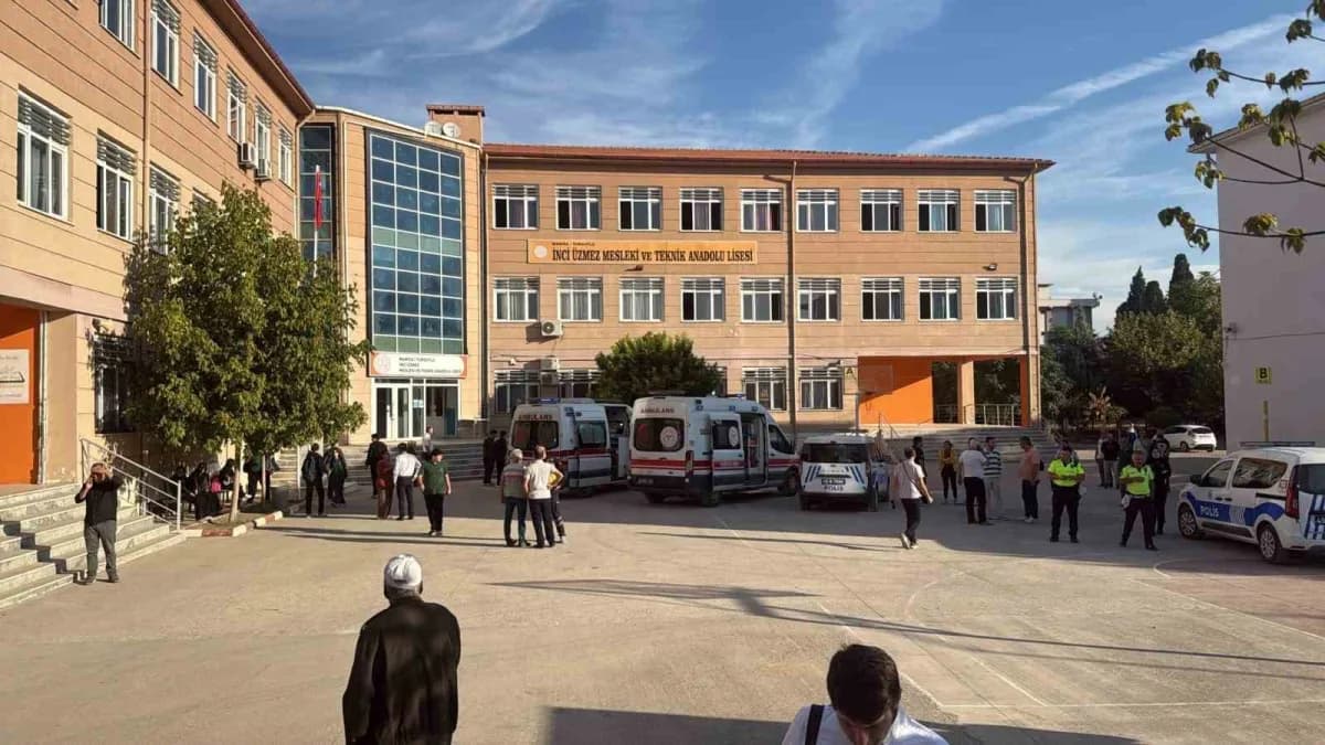 Manisa Turgutlu'da mesleki teknik lise önünde güvenlik önlemi alan kolluk kuvvetleri ve okula gelen veliler