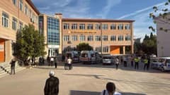 Manisa Turgutlu'da mesleki teknik lise önünde güvenlik önlemi alan kolluk kuvvetleri ve okula gelen veliler