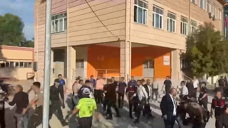Veliler ile güvenlik önlemi alan kolluk kuvvetleri arasında arbede çıktı