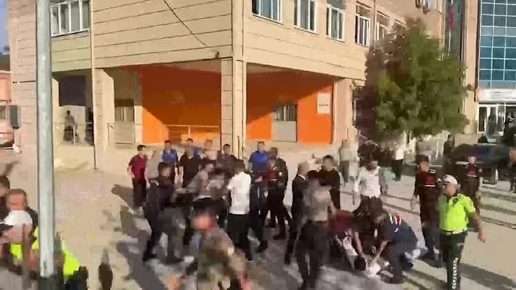Veliler ile güvenlik önlemi alan kolluk kuvvetleri arasında arbede çıktı