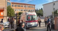 Manisa Turgutlu’da bir lise önünde silahlı saldırı sonrası polis ve sağlık ekipleri olay yerinde inceleme yapıyor