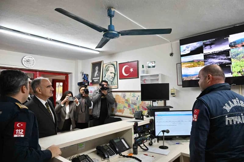 Manisa Valisi Vahdettin Özkan, İtfaiye Haftası dolayısıyla Manisa Büyükşehir Belediyesi İtfaiye Dairesi Başkanlığını ziy