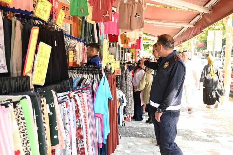 Manisa’da zabıta ve emniyet ekipleri yaya güvenliği için kaldırımlarda denetim yapıyor