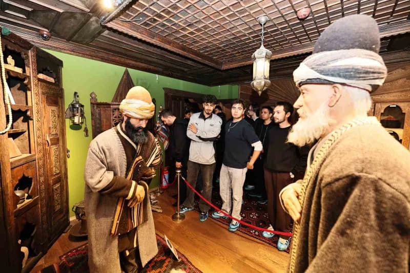 Manisa’da yeni üniversite öğrencileri tarihi ve kültürel mekanları geziyor