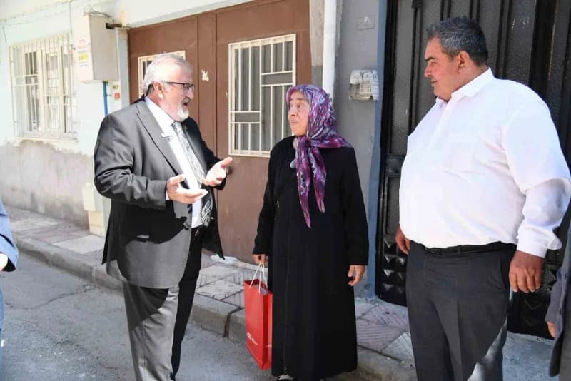 Yunusemre Belediye Başkanı Semih Balaban, çalışmaların tamamlanmasının ardından Arife Kızmaz’ı evinde ziyaret etti. Ziya