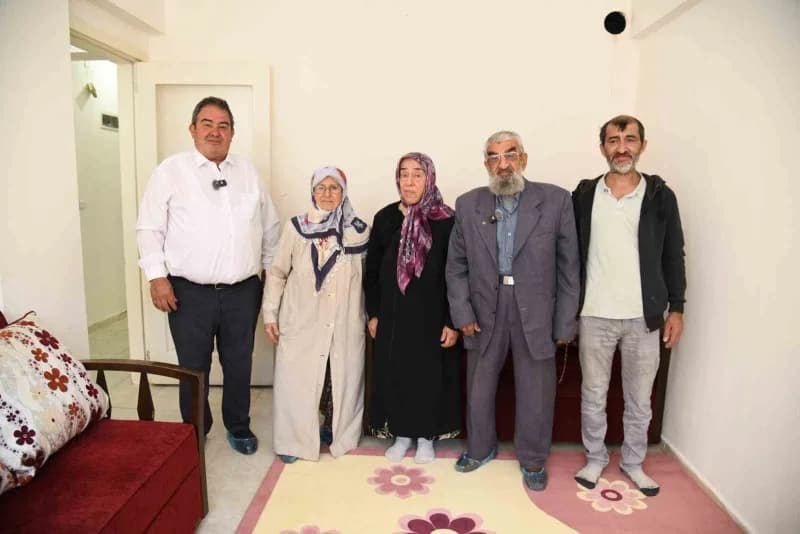 Yunusemre Belediye Başkanı Semih Balaban, çalışmaların tamamlanmasının ardından Arife Kızmaz’ı evinde ziyaret etti. Ziya