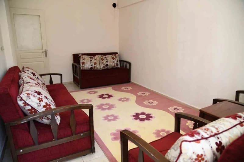 Manisa Yunusemre Barbaros Mahallesi'nde belediye ekipleri tarafından temizlenen ve bakım yapılan çöp evin dış cephesi