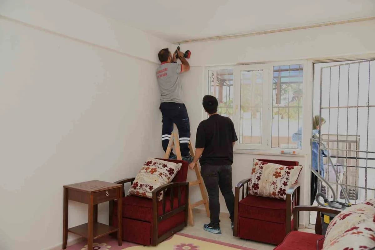 Manisa’nın Yunusemre ilçesinde bir evden yaklaşık 35 ton çöp çıkarılmasının ardından Belediye ekipleri tarafından kapsam