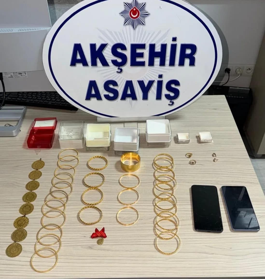 Manisa’da kendini hakim/savcı ve polis olarak tanıtan ve bir vatandaşı dolandırılan şüpheliler, Konya’nın Akşehir ilçesi