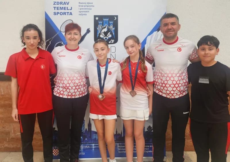 Manisalı badmintoncular Defne Demir ve Simay Koca Hırvatistan Youth Open turnuvasında madalya töreninde