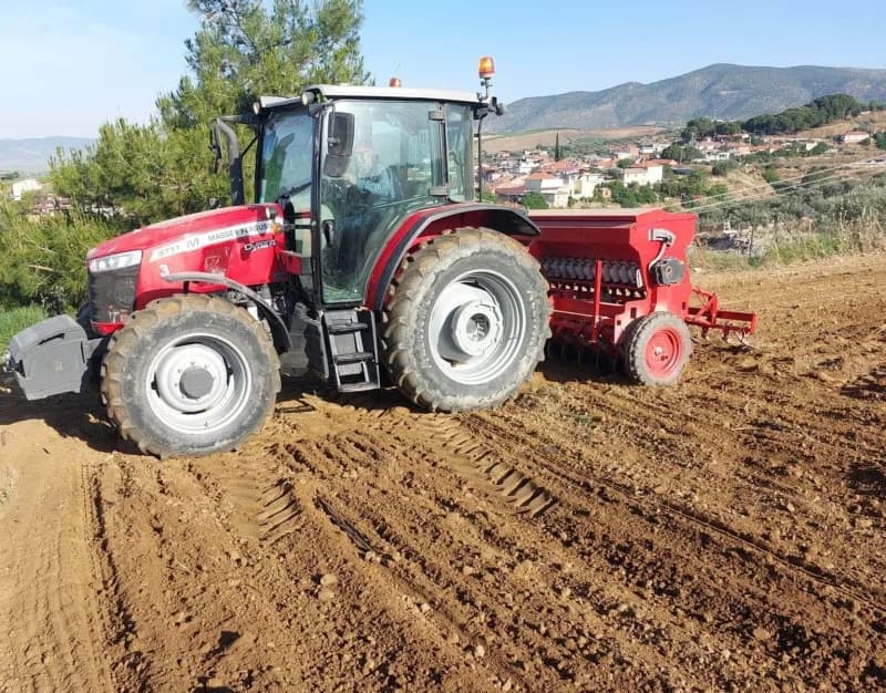 Manisa Salihli'de tarım arazisinde nöbetleşe ekim yapan çiftçiler ve tarım alanları