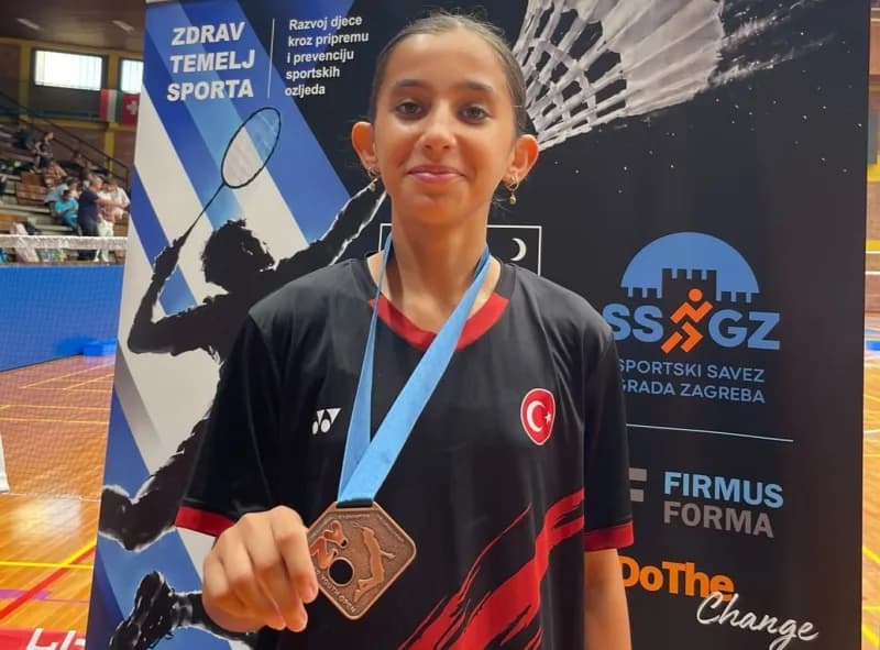 Manisalı badmintoncu Irmak Denktaş Hırvatistan Youth Open turnuvasında madalya töreninde