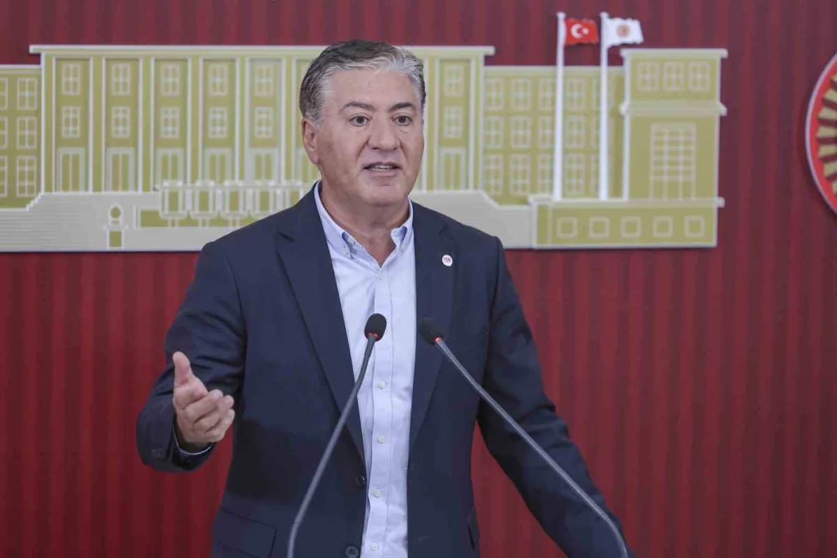 Murat Emir TBMM’de basın toplantısında konuşuyor, arka planda TBMM amblemi