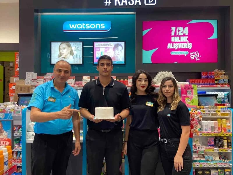 Kutlamaların en özel anlarından biri 6’ncı yıl pastasının kesilmesi oldu. Mardian Mall’un 6. Yıl pastası, küçük ziyaretç
