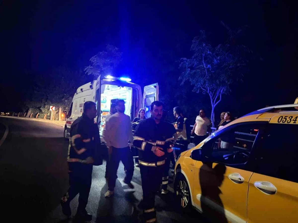 Yaralılar, olay yerindeki ilk müdahalelerinin ardından hastaneye kaldırıldı.