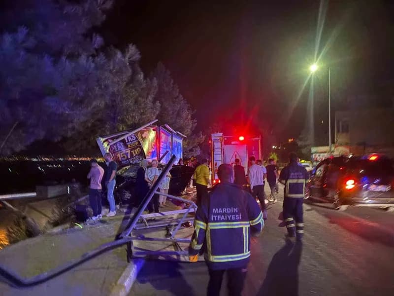 Mardin'in Artuklu ilçeside sürücüsünün direksiyon hakimiyetini kaybederek reklam panosuna çarpan otomobildeki 3 kişi yar