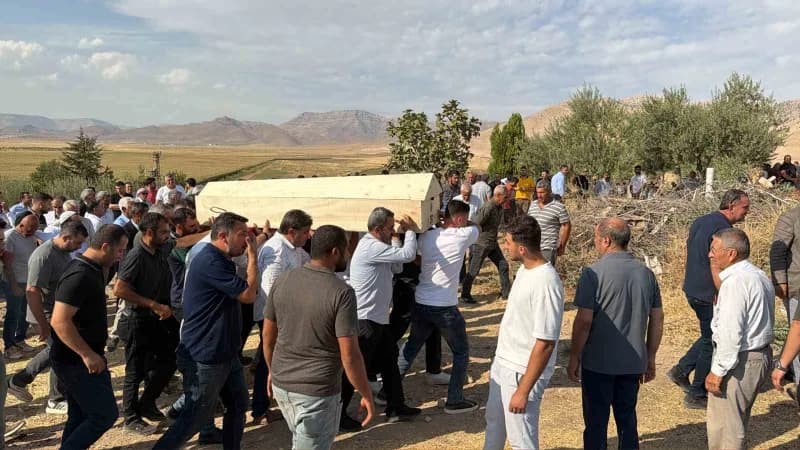 Mardin'in Derik ilçesinde tarlada cansız bedeni bulunan 13 yaşındaki çocuğun cenazesi defnedildi.