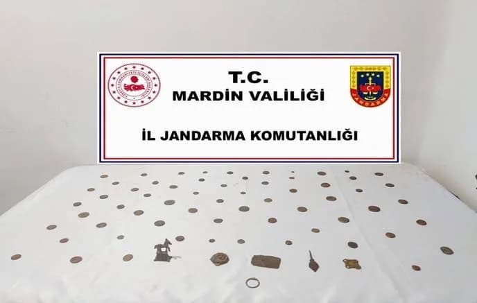 Operasyonlarda 70 sikke, 14 farklı figürlerde obje, 1 yüzük, 1 sütun, 3 el dedektörü ile izinsiz kazılarda kullanıldığı
