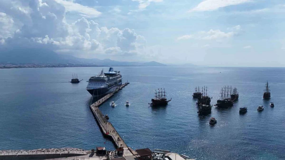Antalya’nın Alanya ilçesine Malta bandıralı 264 metre uzunluğundaki marella Discovery isimli kruvaziyer gemisi geldi. Ge