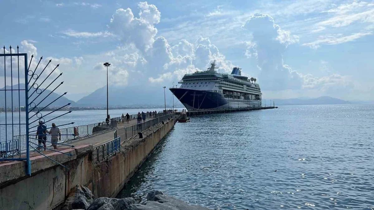 Marella Discovery kruvaziyer gemisi Alanya iskelesine demir atmış halde