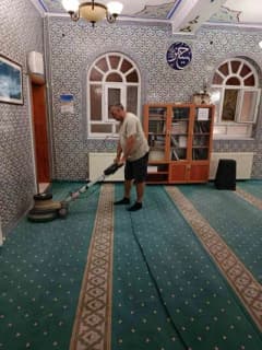 Marmara Adaları’nda belediye ekipleri cami halılarını yıkayarak temizliyor