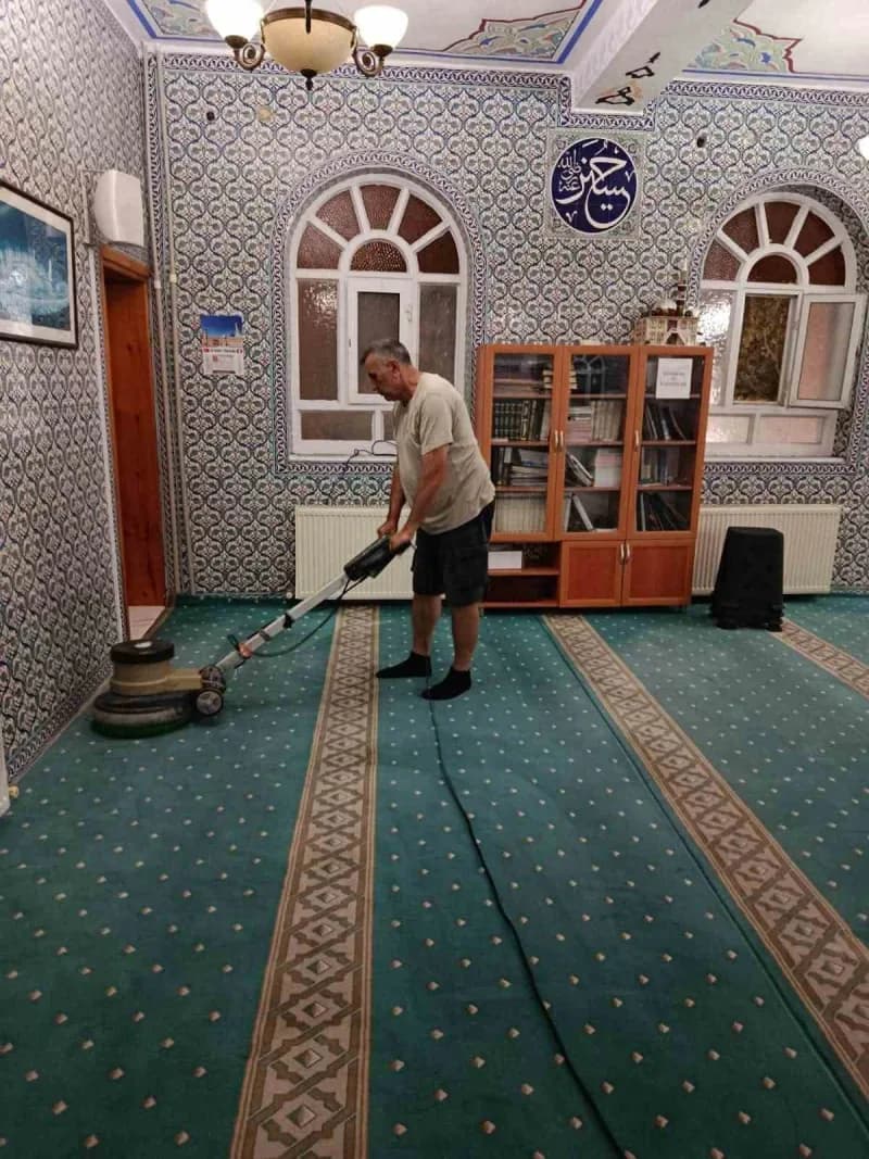 Marmara Adaları’nda belediye ekipleri cami halılarını yıkayarak temizliyor
