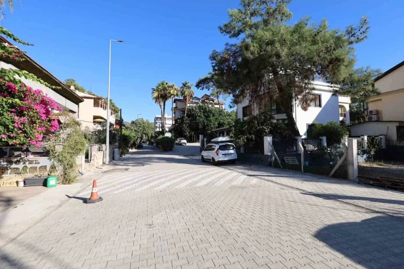 Marmaris Adaköy Mahallesi’nde yenilenen parke yollar ve belediye ekipleri çalışırken