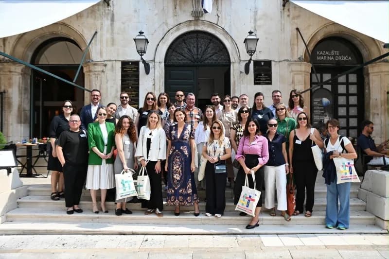 Marmaris Belediyesi temsilcisi Doç. Dr. Didem Gamze Işıksal, Dubrovnik’teki Akıllı Turizm Çalıştayı’nda konuşma yaparken