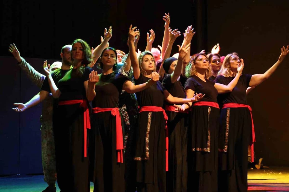Marmaris Belediye Tiyatrosu oyuncuları 'Böyledir Bizim Sevdamız' oyununu sahnede performans sergilerken