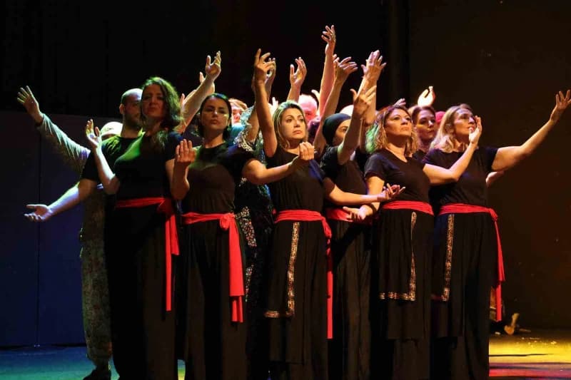 Marmaris Belediye Tiyatrosu oyuncuları 'Böyledir Bizim Sevdamız' oyununu sahnede performans sergilerken
