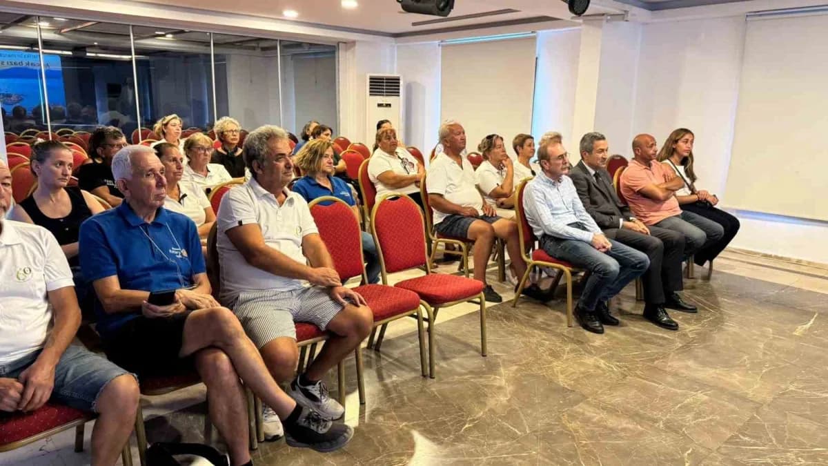 Marmaris'te çevre bilincini artırmak için İzmarit Savaşçıları projesi kapsamında yapılan toplantıdan bir kare