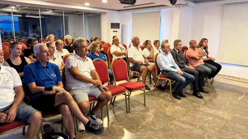 Marmaris'te çevre bilincini artırmak için İzmarit Savaşçıları projesi kapsamında yapılan toplantıdan bir kare