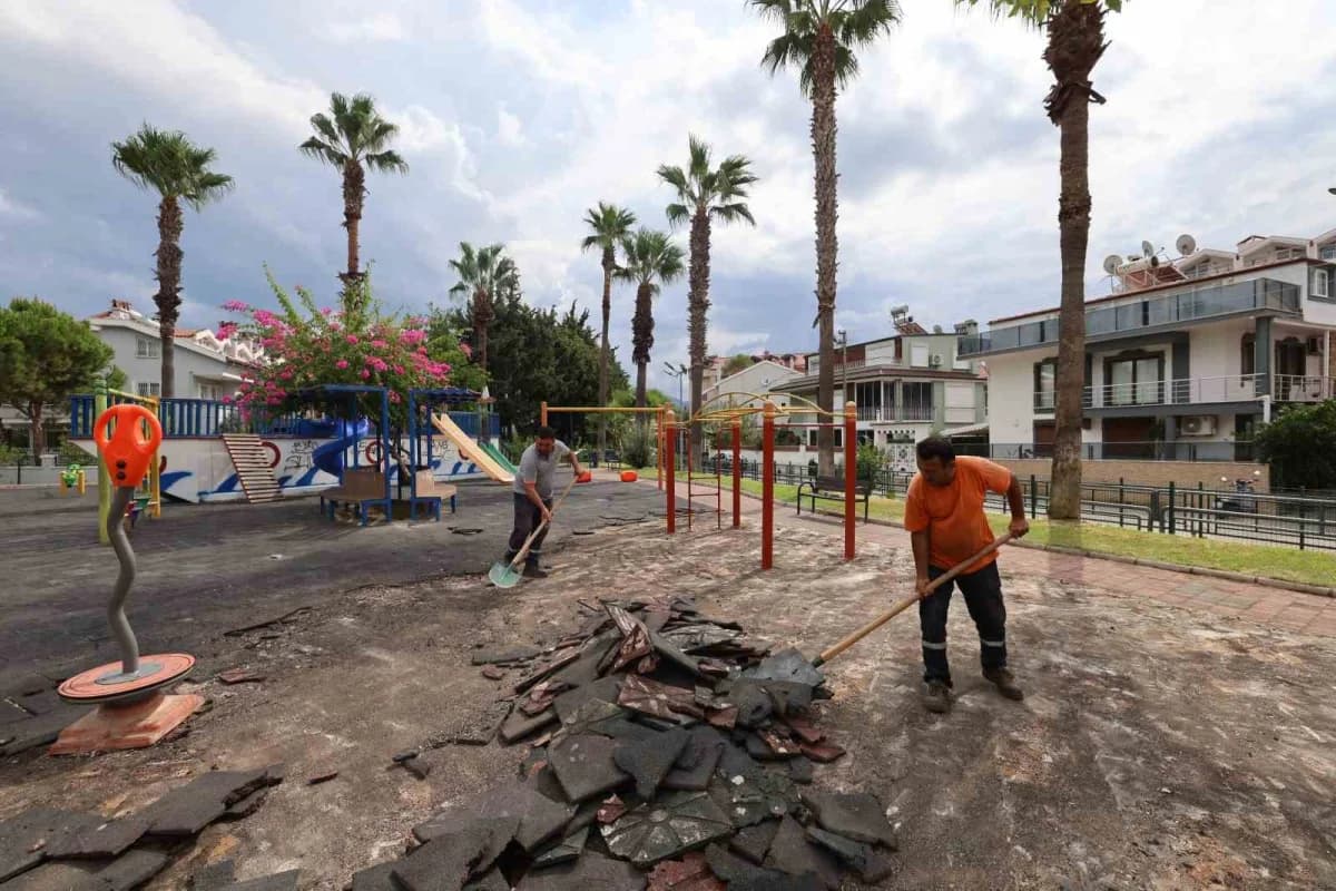 Marmaris’te yenilenen parkta çocukların oynadığı modern oyun alanları
