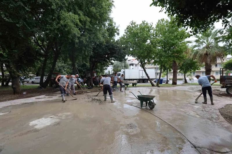 Muğla'nın Marmaris ilçesinde parklar elden geçiyor. Marmaris Belediyesi, merkez ve kırsal mahallelerde bulunan toplam 16