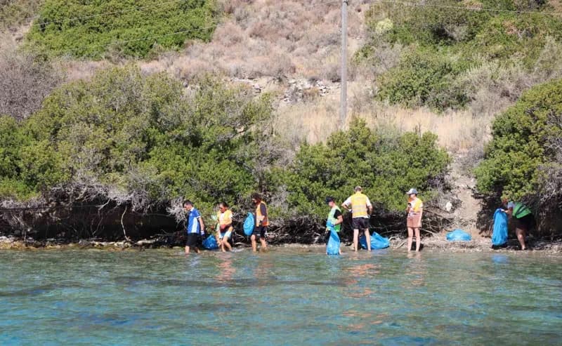 Muğla Büyükşehir Belediyesi, plastik atıkların Deniz ve kıyılarda oluşturduğu kirliliğe dikkat çekmek amacıyla Marmaris