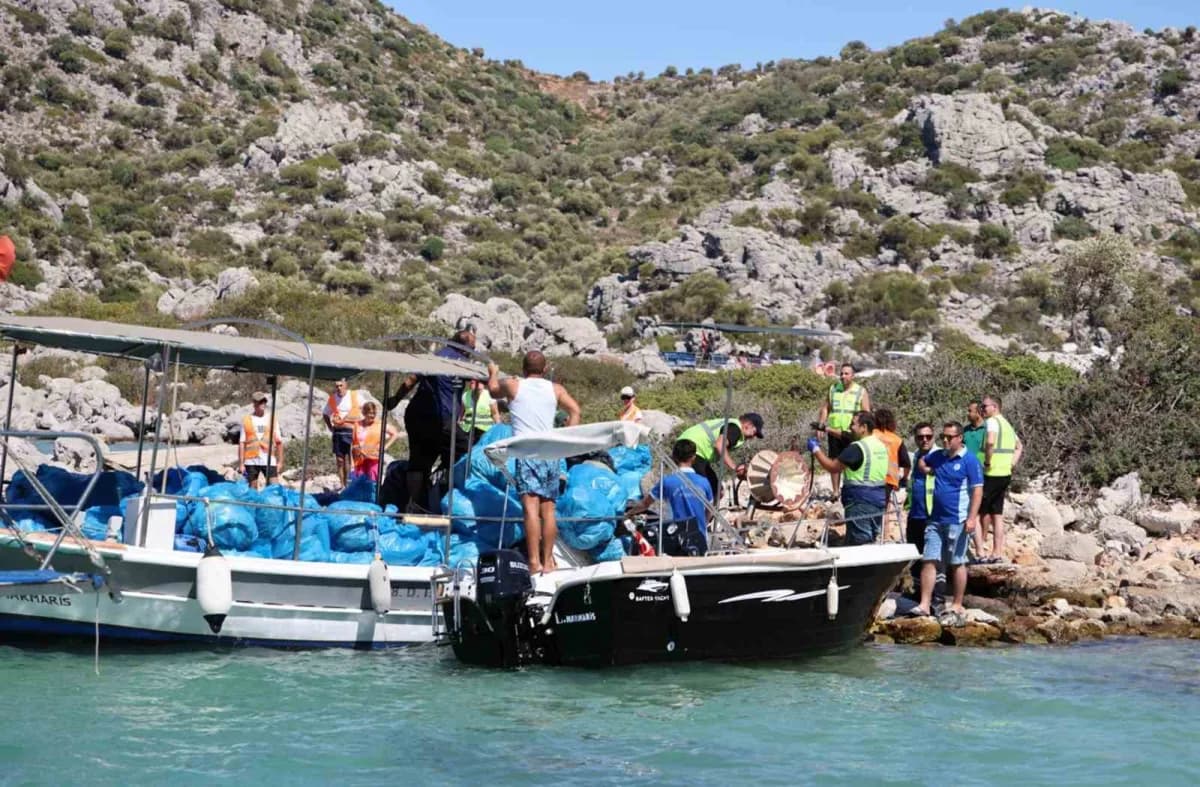 Muğla Büyükşehir Belediyesi, plastik atıkların Deniz ve kıyılarda oluşturduğu kirliliğe dikkat çekmek amacıyla Marmaris