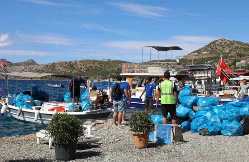 Muğla Büyükşehir Belediyesi, plastik atıkların Deniz ve kıyılarda oluşturduğu kirliliğe dikkat çekmek amacıyla Marmaris