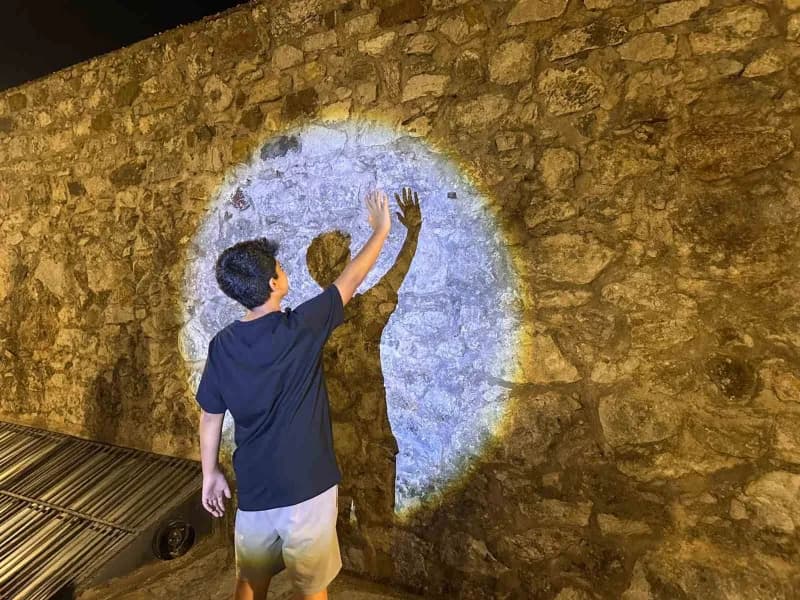 Muğla’nın Marmaris İlçesi Marmaris Evrenpaşa Ortaokulu öğrencileri, Türk Dil Bayramı kapsamında düzenlenen Gece Müzecili