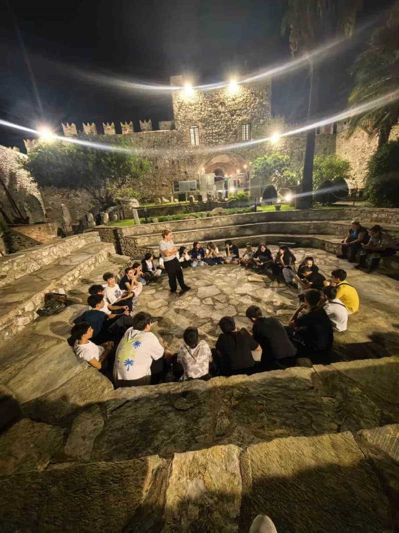 Muğla’nın Marmaris İlçesi Marmaris Evrenpaşa Ortaokulu öğrencileri, Türk Dil Bayramı kapsamında düzenlenen Gece Müzecili