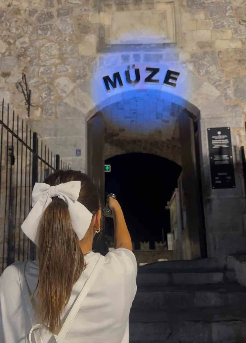 Muğla’nın Marmaris İlçesi Marmaris Evrenpaşa Ortaokulu öğrencileri, Türk Dil Bayramı kapsamında düzenlenen Gece Müzecili