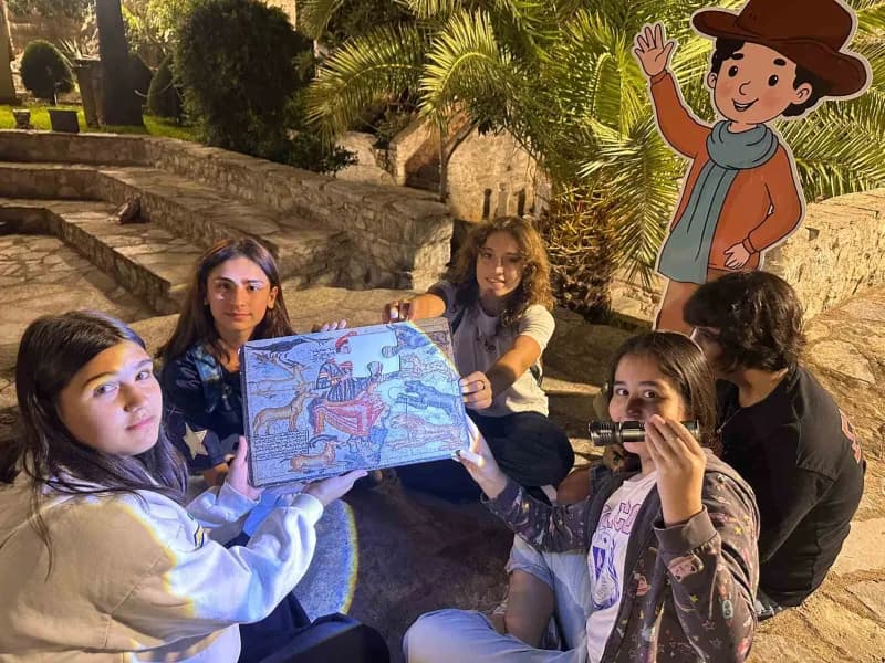 Muğla’nın Marmaris İlçesi Marmaris Evrenpaşa Ortaokulu öğrencileri, Türk Dil Bayramı kapsamında düzenlenen Gece Müzecili