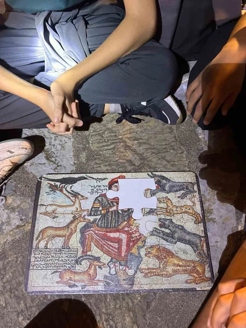 Muğla’nın Marmaris İlçesi Marmaris Evrenpaşa Ortaokulu öğrencileri, Türk Dil Bayramı kapsamında düzenlenen Gece Müzecili