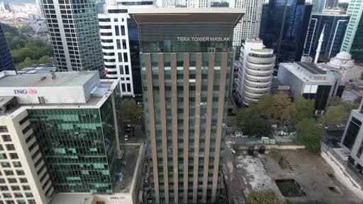 Maslak'ta bulunan Tera Tower binasının havadan çekilmiş görüntüsü, binada devam eden tadilat çalışmaları görünmekte